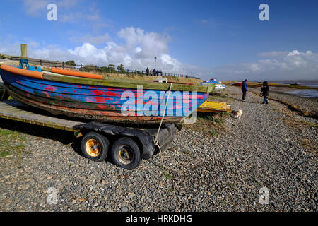 Boote am Ufer in Lytham, in der Nähe von Blackpool an der Küste von Fylde in Lancashire. Stockfoto