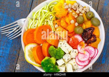 Vegane Buddha Schüssel - Zucchini Nudeln, Süßkartoffeln, Tofu mit Gemüse. Liebe für eine gesunde vegane Ernährung Konzept Stockfoto