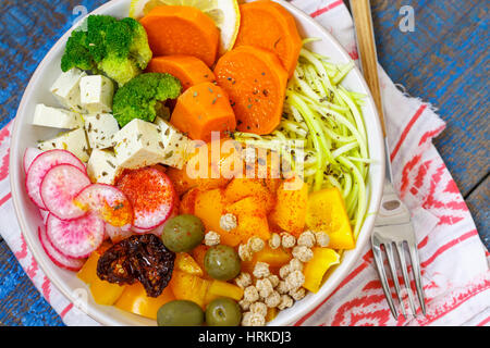 Vegane Buddha Schüssel - Zucchini Nudeln, Süßkartoffeln, Tofu mit Gemüse. Liebe für eine gesunde vegane Ernährung Konzept Stockfoto