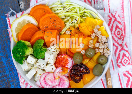 Vegane Buddha Schüssel - Zucchini Nudeln, Süßkartoffeln, Tofu mit Gemüse. Liebe für eine gesunde vegane Ernährung Konzept Stockfoto
