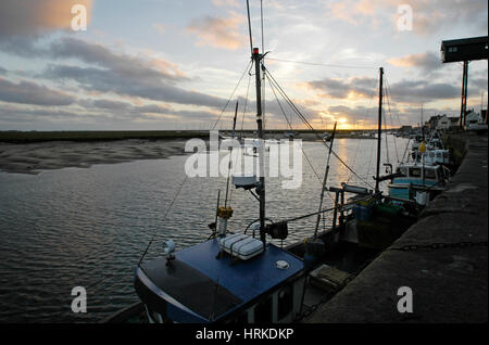 Sonnenaufgang über dem Hafen von Brunnen, North Norfolk, Großbritannien. Stockfoto