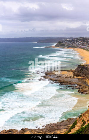 Blick nach Süden, entlang der Küste von Newcastle, wales 2. Stadt in new South Wales mit bar Beach und Merewether Beach, Australien Stockfoto