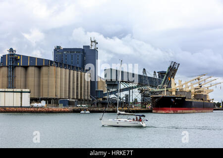 Bulk-Carrier BW indigo im Hafen von Newcastle, new-South.Wales, Australien Stockfoto