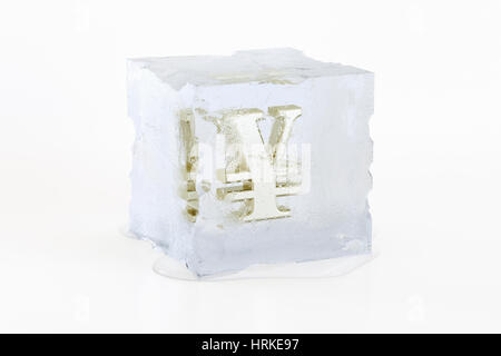 Golden japanischen Yen Symbol in einem langsam schmelzenden Eiswürfel gefroren Stockfoto