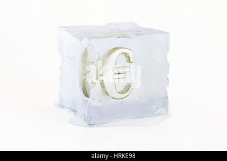 Golden Euro Symbol in einem langsam schmelzenden Eiswürfel gefroren Stockfoto