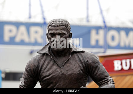 Nahaufnahme von Dixie Dean-Statue vor dem FC Everton Football Club Stadion. Liverpool-UK Stockfoto