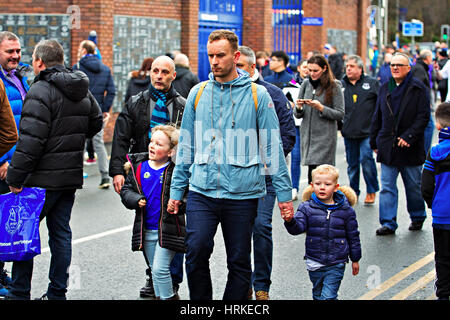 Fans gehen in Goodison Park Liverpool für ein Heimspiel gegen Sunderland Stockfoto