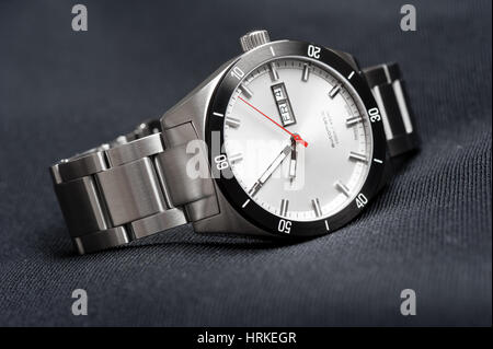 Closeup automatische Herren Uhr mit Edelstahl-Handgelenk Stockfoto