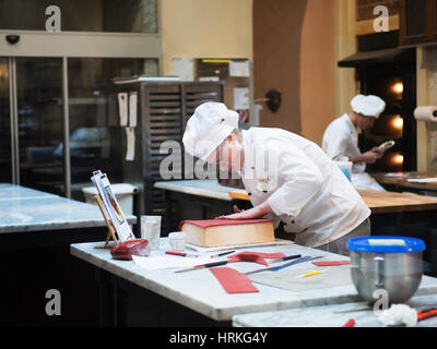 Wien, Österreich - 17. Februar 2017. Küche des Hauses elegante Kaffee Demel in Wien. Koch, Kuchen. Stockfoto