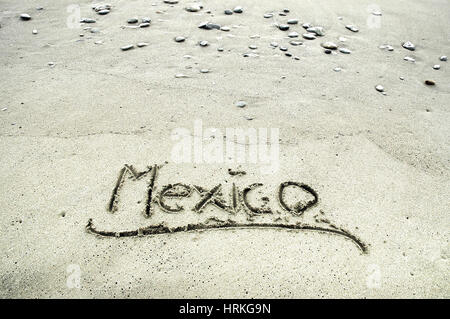 Mexiko im Sand am Strand geschrieben Stockfoto