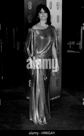 Penelope Cruz (Bild digital verändert, Monochrom) besucht die EE British Academy Film Awards (BAFTA) in der Royal Albert Hall am 12. Februar 2017 in London Stockfoto
