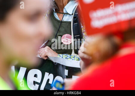 Bristol, UK, 8. August 2016. Jeremy Corbyn Anhänger abgebildet, da sie sich auf die Vorträge zu einem Jeremy für Arbeit Rallye in College Green, Bristol hören Stockfoto