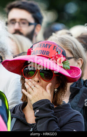 Bristol, UK, 8. August 2016. Jeremy Corbyn Anhänger abgebildet, da sie sich auf die Vorträge zu einem Jeremy für Arbeit Rallye in College Green, Bristol hören Stockfoto