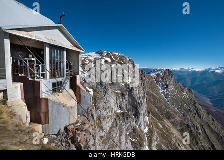 Seilbahn-Station in Picos de Europa Gebirge, Kantabrien, Spanien. Stockfoto