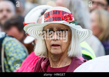 Bristol, UK, 8. August 2016. Jeremy Corbyn Anhänger abgebildet, da sie sich auf die Vorträge zu einem Jeremy für Arbeit Rallye in College Green, Bristol hören Stockfoto