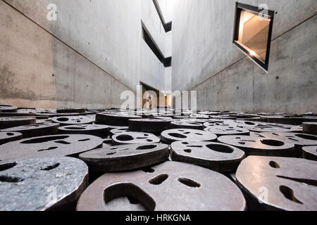 Speicher mit Void arbeiten "Fallen Leaves" des Künstlers Menashe Kaddishman im jüdischen Museum in Berlin, Deutschland (Leerstelle des Gedenkens) Stockfoto