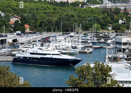 ZADAR, Kroatien - 24. August 2014: Luxuriöse Yacht verankert in Trogir, Kroatien. Der Hafen der Stadt wird von Seefahrern, Florentina aufgrund seiner großen Posi verwendet. Stockfoto
