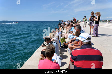 ZADAR, Kroatien - 25. August 2014: Menschen entspannen und genießen die Klänge der Orgeln Meer in Zadar. Die Meeresorgel Prize European für städtische Publi Stockfoto