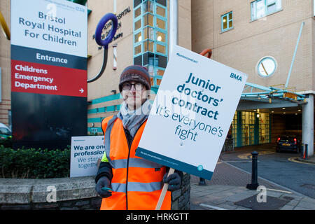 Ein Plakat mit NHS Demonstrant unterstützt die Junior-Ärzte Streik außerhalb der Bristol Royal Infirmary, beim Speichern abgebildet ist des NHS protestieren. Stockfoto