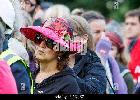 Bristol, UK, 8. August 2016. Jeremy Corbyn Anhänger abgebildet, da sie sich auf die Vorträge zu einem Jeremy für Arbeit Rallye in College Green, Bristol hören Stockfoto