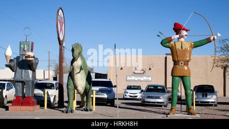 Roboter halten ein Eis Kegel und Hamburger Dinosaurier und Robin Hood vor einem Restaurant in Hatch New Mexico Stockfoto
