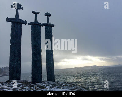 Drei riesige bronzene Schwerter stehen Denkmal für die Schlacht von Hafrsfjord im Jahre 872, wenn Harald Hårfagre (Fairheaded Harald) o Norwegen vereinigt Stockfoto