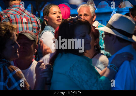 Gruppe von Bauern tanzen in der Feier der ländlichen Parteien der Gemeinde Carmen de Viboral, Kolumbien. Stockfoto