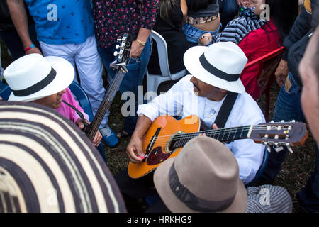 Bauer-Musiker spielen Gitarren bei der Feier der ländlichen Parteien der Gemeinde Carmen de Viboral, Kolumbien. Stockfoto