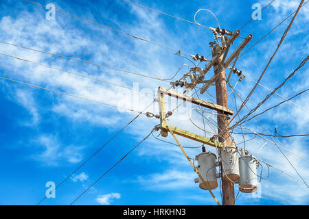 Bewegungsunschärfe in Philippinen elektrische Pole mit Transformator und verdrahten Sie den bewölkten Himmel Stockfoto