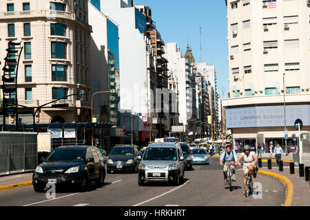 BUENOS AIRES, Argentinien - 15. Dezember 2016: Leben in der Stadt in der Nähe von Plaza Republica in der argentinischen Hauptstadt Stockfoto