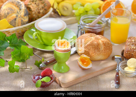 Außerhalb Brötchen serviertes Frühstück mit ein weich gekochtes Ei und frischen Stockfoto