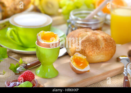 Außerhalb Brötchen serviertes Frühstück mit ein weich gekochtes Ei und frischen Stockfoto