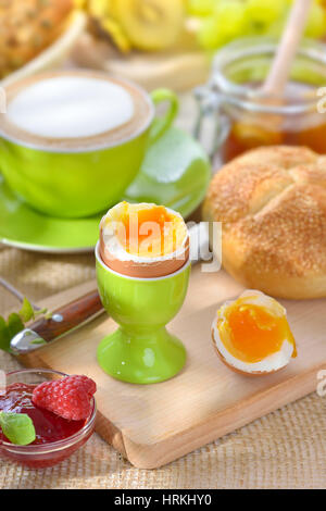 Außerhalb Brötchen serviertes Frühstück mit ein weich gekochtes Ei und frischen Stockfoto