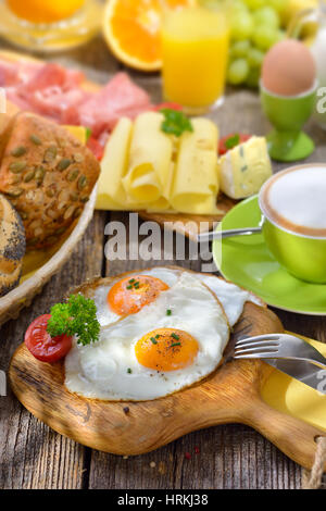 Außen serviert üppigen Frühstück mit Spiegeleier eine große Auswahl an anderen Lebensmitteln Stockfoto