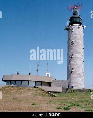 AJAXNETPHOTO. 1996. CAP GRIS-NEZ, FRANKREICH. - EIN LEUCHTTURM AUF EINER KLIPPE MIT BLICK AUF DEN ENGLISCHEN KANAL. FOTO: JONATHAN EASTLAND/AJAX REF:96018 Stockfoto