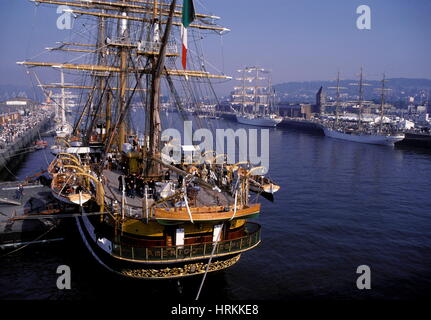 AJAXNETPHOTO. JULI 1989. ROUEN, FRANKREICH. -GROßSEGLER SÄUMEN DIE SEINE - VOILE DE LA LIBERTE - QUADRATISCHEN RIGGER MIT ITALIENS AMERIGO VESPUCCI (VORNE LINKS), LINIE DEN KAIS DES HAFENS NORMANDIE. FOTO: JONATHAN EASTLAND/AJAX REF: 215021 4 107 Stockfoto