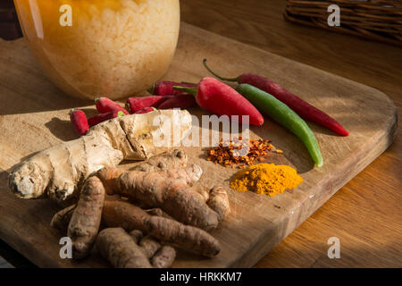 Eine Auswahl von frischen und getrockneten Gewürzen. Chili, Ingwer und Kurkuma Stockfoto