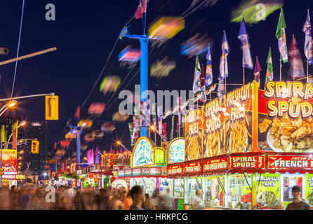 Fahrten und Essen steht bei der jährlichen Toronto CNE (Canadian National Exhibition) in Toronto, Ontario, Kanada. Stockfoto