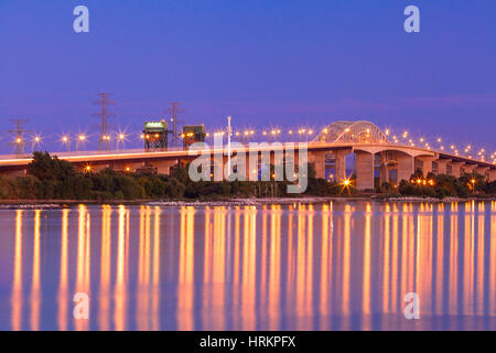 Die Burlington Bucht James N. Allan Skyway (Burlington Skyway) in der Dämmerung. Burlington/Hamilton, Ontario, Kanada. Stockfoto