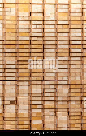 Holzplatten auf einen Haufen gestapelt Stockfoto