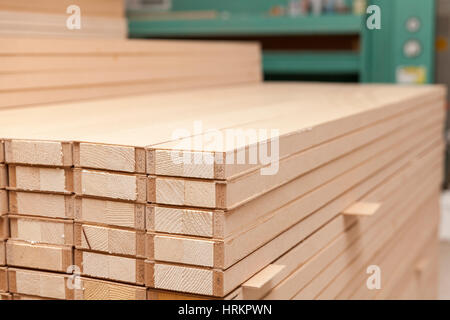 Holzplatten auf einen Haufen gestapelt Stockfoto