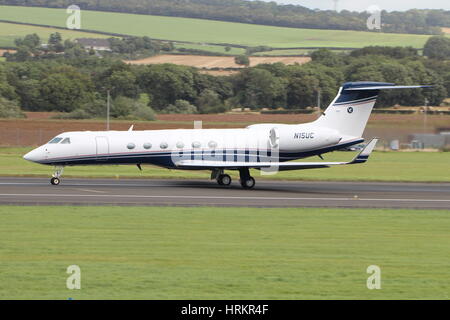 N15UC, eine Gulfstream Aerospace G-V betriebenen Vereinten Unternehmen am Flughafen Prestwick. Stockfoto