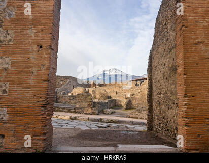 Ein Blick auf Mount Vesuvisu mit Blick auf die antike Stadt Pompeji, Italien. Stockfoto
