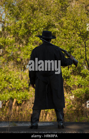 Stock Bild von einem Cowboy hält eine Gewehr Stockfoto