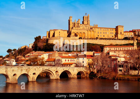 ein Blick auf die Pont Vieux-Brücke über den Fluss Orb in Beziers, Frankreich, mit der Altstadt auf der rechten Seite, Hervorhebung der Kathedrale von Saint-Nazaire Stockfoto