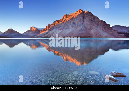 Bow Lake entlang des Icefields Parkway in Kanada. Bei Sonnenaufgang fotografiert. Stockfoto