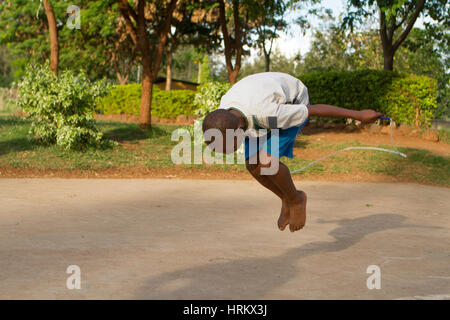 Springen Seil Kind in Afrika, Rope skipping afrikanischen jungen Stockfoto