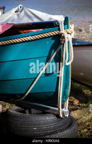 Boote an einem Bach am Fluss Dart der Devon Dorf Stoke Gabriel South Hams Devon, gestrandeter, blau, Boot, Fett, Großbritannien, braun, Kabine, Stockfoto