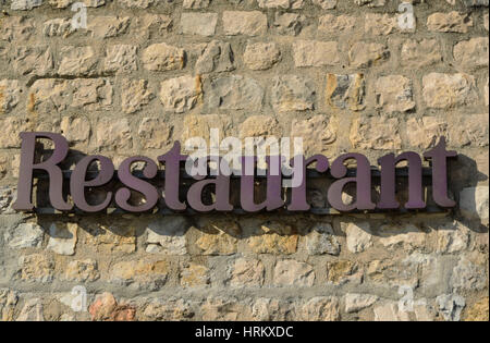 "Restaurant" auf der Steinmauer geschrieben Stockfoto