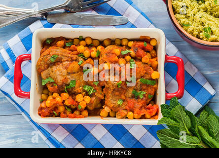 Harissa Lammkoteletts mit Kichererbsen und gebackenen Couscous - Draufsicht Stockfoto